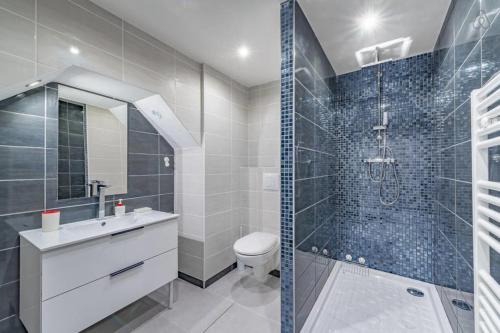 La salle de bains est pourvue d'une douche, de toilettes et d'un lavabo. dans l'établissement GuestReady - Modern and Spacious Flat near Vaise, à Lyon