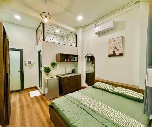 una camera da letto con un letto e un lavandino di Larita Saigon ad Ho Chi Minh