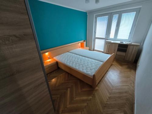 sypialnia z łóżkiem z oświetleniem na podłodze w obiekcie Apartament Jarosław na wyłączność w mieście Jarosław