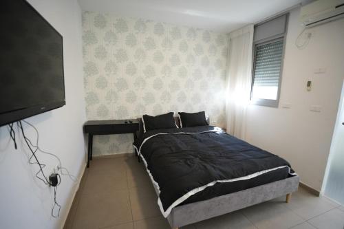 Tempat tidur dalam kamar di Specious Pastoral And Attractive 5 Bedroom Apartment Center Hod Hasharon