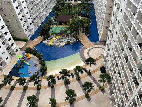 een luchtzicht op een waterpark in een stad bij k~crib at Shore Residences Tower A, MOA Complex in Manilla