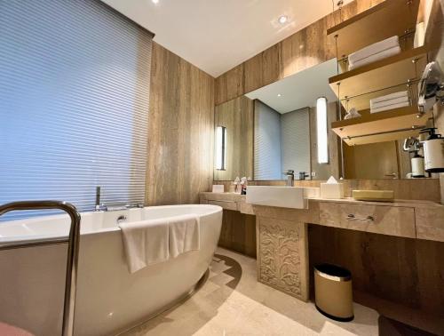 Crowne Plaza Greater Noida by IHGにあるバスルーム