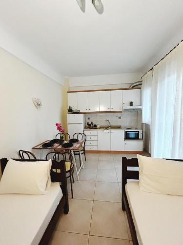 a kitchen and dining room with a table and chairs at Hermanos in Flogita