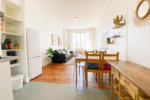 une cuisine et une salle à manger avec une table et des chaises dans l'établissement #GP The Berri'Appart, à Grenoble