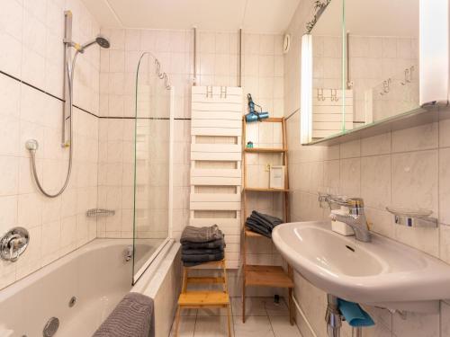 y baño con lavabo, ducha y bañera. en Cozy Holiday Home in Hasselt Near By The Water, en Hasselt