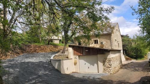 Το κτήριο όπου στεγάζεται  η παραθεριστική κατοικία