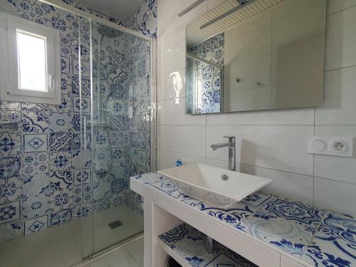 niebiesko-biała łazienka z umywalką i prysznicem w obiekcie Villa Calme et Confort, Accès Direct Plage, 4 Pers., Proche Centre-Ville et Forêt - FR-1-476-187 w mieście La Faute-sur-Mer