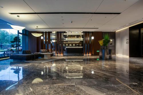 a living room with a couch and a table at Nanjing Fanyue Plaza Intercity Hotel in Nanjing