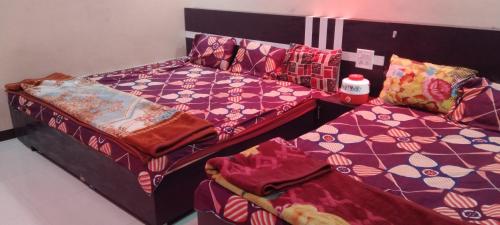 - deux lits assis l'un à côté de l'autre dans une pièce dans l'établissement Shree kailasha homestay, à Ujjain