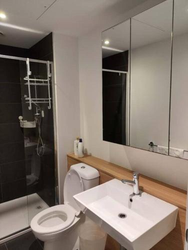 a bathroom with a toilet and a sink and a shower at L6,1Min to SouthernCross, Free Tram,Pool,Gym in Melbourne