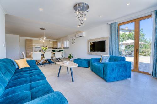 sala de estar con sofá azul y mesa en Villa Mare With Private Pool And Garden - Happy Rentals, en Sveti Anton