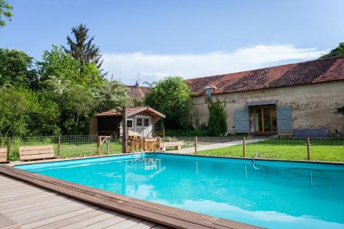 une piscine devant une maison dans l'établissement Chambres d'hôtes La Cressonne, à Saint-Seine