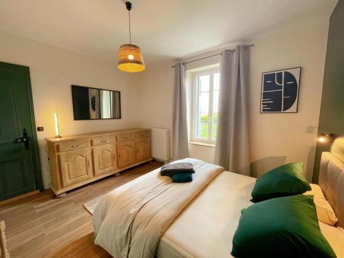 Postel nebo postele na pokoji v ubytování Gîte rénové avec billard, baby-foot, jardin clos, recharge VE, proche châteaux de la Loire - FR-1-381-575