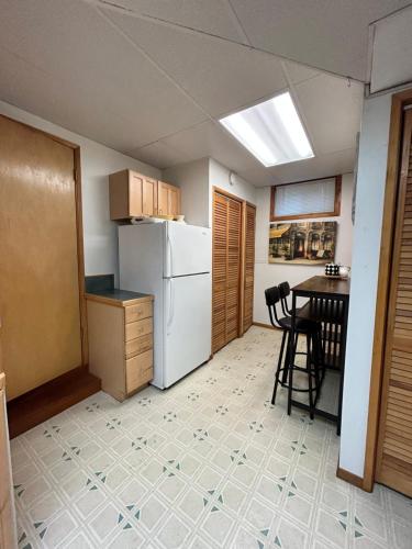 uma cozinha com um frigorífico branco e uma mesa em Furnished 1BR Apt with Equipped Office- North Seattle em Seattle