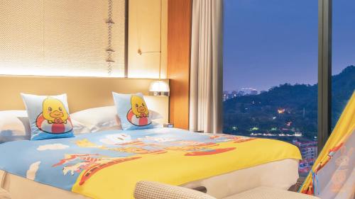 Un pat sau paturi într-o cameră la InterContinental Dongguan, an IHG Hotel