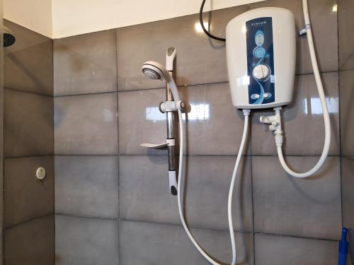 y baño con ducha y cabezal de ducha. en Lovish luxury villa en Colombo