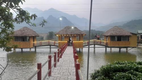 Làng Cac的住宿－Bungalow Du Gia，水体中间的桥梁