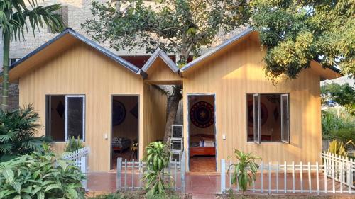 a house with a tree in front of it at Bungalow Du Gia in Làng Cac