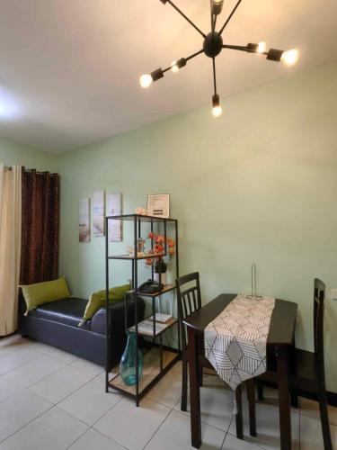 Χώρος καθιστικού στο Visayas Ave Condo Unit 1 bedroom not a studio!!