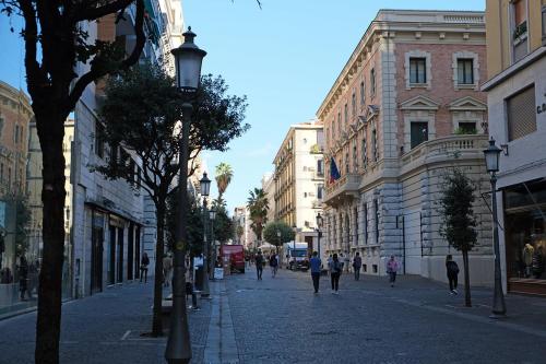 een straat waar mensen over straat lopen bij Midtown Salerno in Salerno