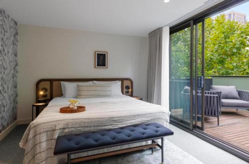 - une chambre avec un lit et une grande fenêtre dans l'établissement 202 Elizabeth Hotel - The Oxford - Australia, à Sydney
