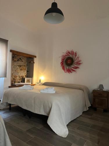 - une chambre avec un grand lit dans l'établissement Borgo dei Centenari, à Orgosolo