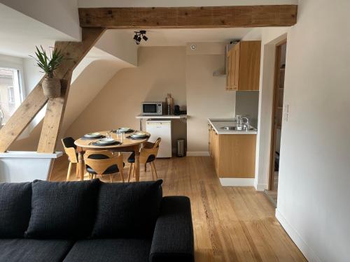 Il comprend un salon avec une table et des chaises ainsi qu'une cuisine. dans l'établissement Appartement rive droite, à Boulogne-sur-Mer