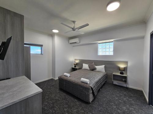 Giường trong phòng chung tại Y Motels Rockhampton