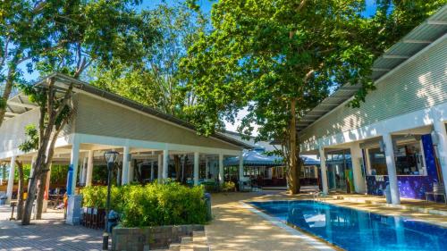 Bazén v ubytování Mamutik Island Lodge nebo v jeho okolí