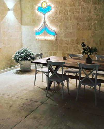 a wooden table and chairs in a room at Masseria Spiga in Gravina in Puglia