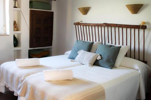 due cuscini su un letto in una stanza di Apartamento Cebada a Valladolid