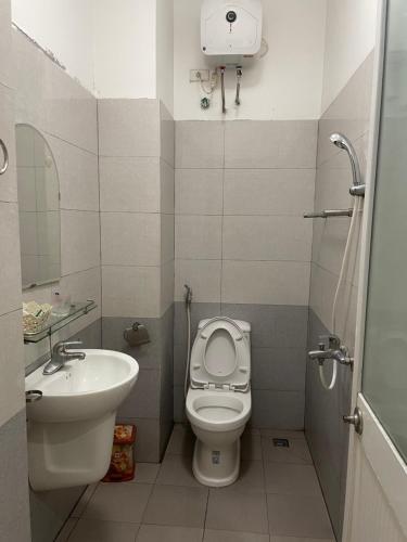 Baño pequeño con aseo y lavamanos en Trúc Lâm hotel en Hải Dương