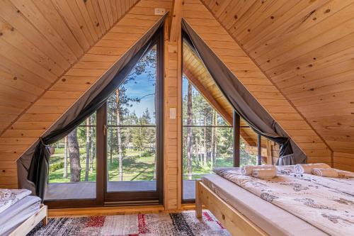 Ένα ή περισσότερα κρεβάτια σε δωμάτιο στο Forest Princess Chalet - Happy Rentals