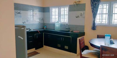 Nhà bếp/bếp nhỏ tại The Orion Cottage 5 BHK -YogiCottage online