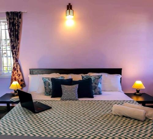 Giường trong phòng chung tại The Orion Cottage 5 BHK -YogiCottage online