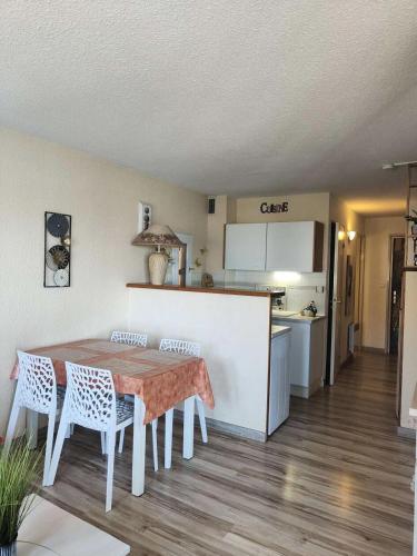 une cuisine et une salle à manger avec une table et des chaises dans l'établissement Résidence Pointe Vermeille - Appartement T2 4 pers- 1er étage vue sur l'eau MAE-6891, au Barcarès