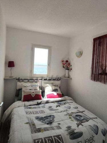 - une chambre avec un lit à baldaquin dans l'établissement Résidence Pointe Vermeille - Appartement T2 4 pers- 1er étage vue sur l'eau MAE-6891, au Barcarès