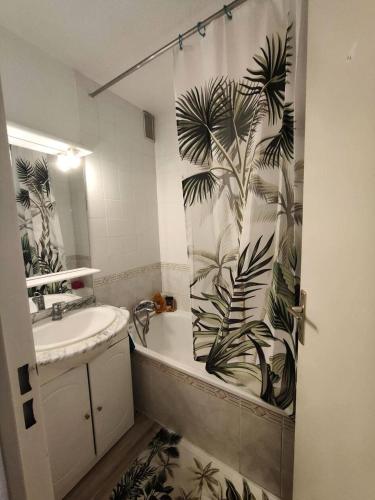 une salle de bain avec un rideau de douche avec une baignoire et un lavabo dans l'établissement Résidence Pointe Vermeille - Appartement T2 4 pers- 1er étage vue sur l'eau MAE-6891, au Barcarès