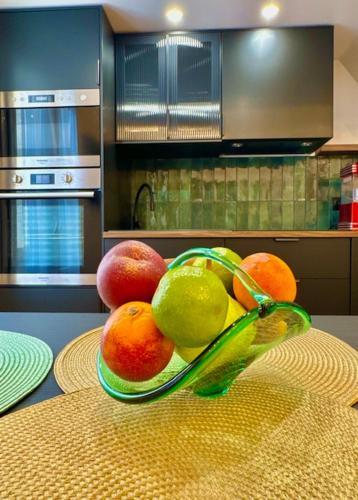 - un bol de fruits sur une table dans la cuisine dans l'établissement Central Riviera Charm, à Nice