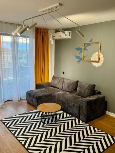 ein Wohnzimmer mit Sofa und Tisch in der Unterkunft Homeland City View in Cluj-Napoca