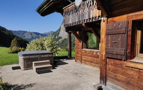 une cabane en bois avec un balcon et un banc dans l'établissement Chalet Tavernier, à Morzine