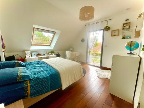 une chambre avec un lit, une fenêtre et un bureau dans l'établissement Maison récente proche Caen et plages, à Bénouville