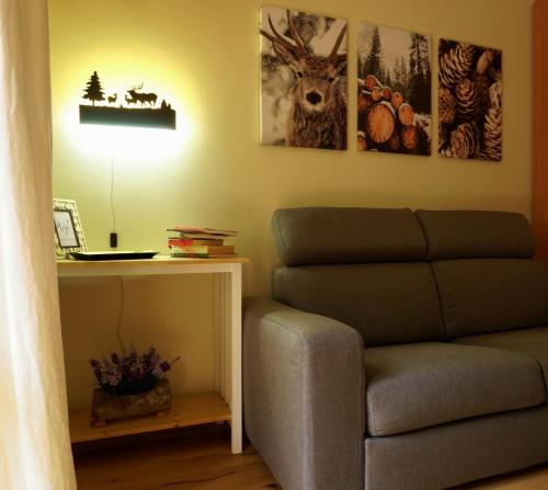 sala de estar con sofá y mesa con lámpara en [*Corazón*] il Loft del cuore en Filettino