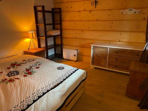Domki w Bieszczadach Cisna tesisinde bir odada yatak veya yataklar