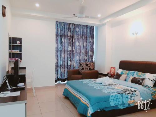 1 dormitorio con cama, sofá y ventana en #10 Studio SS15 First Subang Courtyard--2mins to SS15 LRT !2-3PAX!, en Subang Jaya