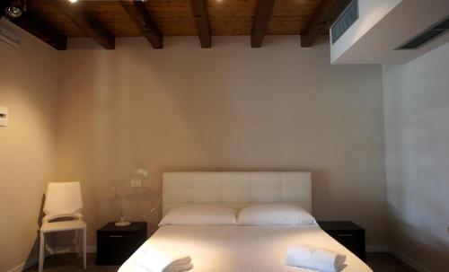 A bed or beds in a room at Hotel Eremo