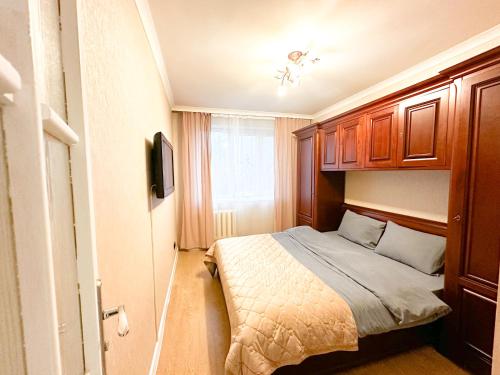 a small bedroom with a bed and a window at Central Apartment Pietonala in Chişinău