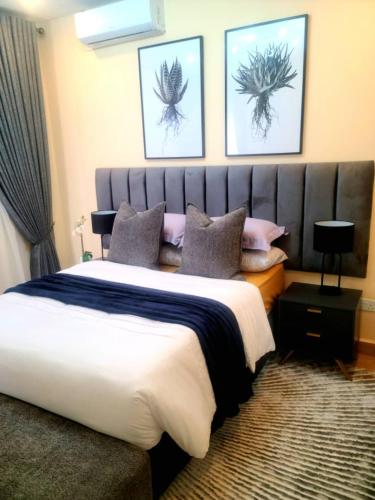 Una cama o camas en una habitación de Living Spaces Apartments
