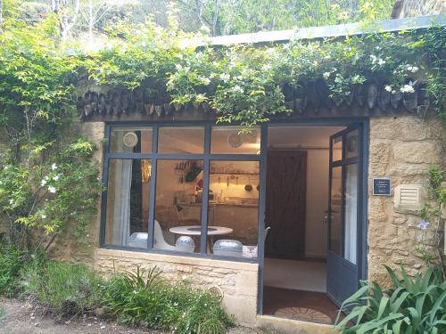 CHAMBRE du SABOTIER - Studio troglodytique - A 100 m Baignade en rivière - Location de Canoë - Circuits cyclo - Aire de pique-nique - 3 restaurants