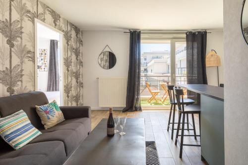 里昂的住宿－L'élégant - Desaugiers，客厅配有沙发和桌子